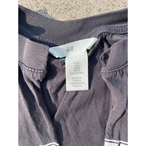H&M Top Women Size Large Gray Split V-Neck Graphic Short Sleeve Tee Shirt Casual - Picture 5 of 6